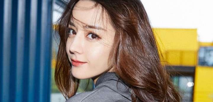 赵丽颖|与迪丽热巴合影的两位素人,被网友夸赞适合出道,真的好看?