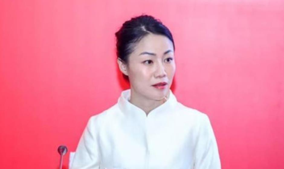 朱旭|朱旭：中国“最贵”女秘书，2018年年薪849万，46岁仍像少女