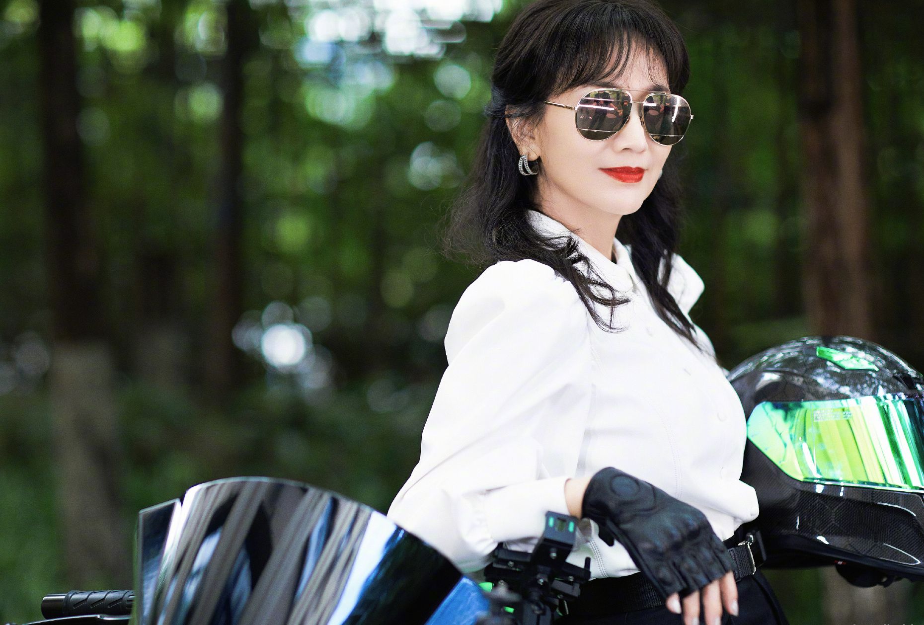 赵雅芝|还是赵雅芝会玩!68岁年纪骑摩托车炸街,机车扮相不愧是不老女神