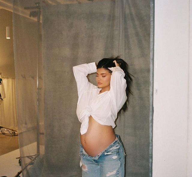 凯莉·詹娜|金小妹凯莉詹娜产后亮相，拎45万爱马仕好随性，单手抱娃臂力惊人