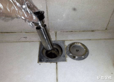 洗衣机排水管插地漏,溢水还反味?教你正确做法,干净无异味