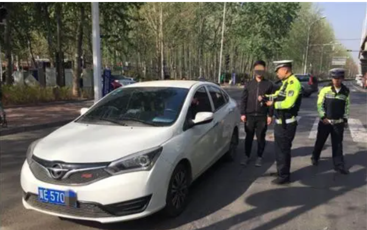 河北石家庄某地,交警在执行任务时发现,有一辆白色小轿车停在马路中央