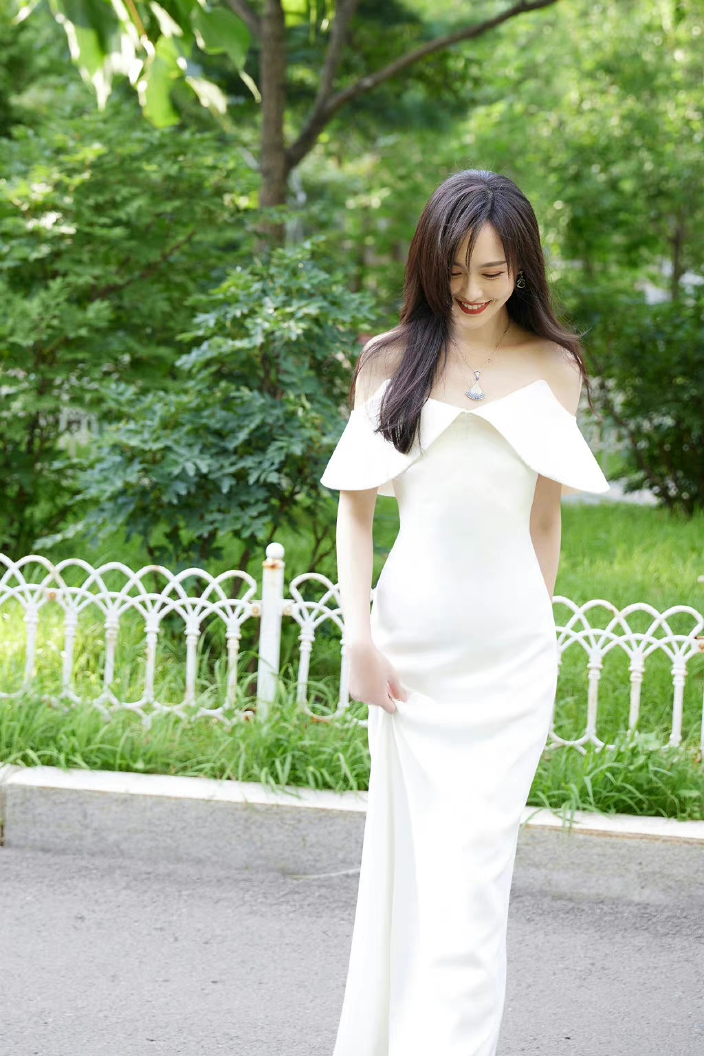 唐嫣|唐嫣 身穿白色露肩长裙,温婉可人,这状态也太好了吧~