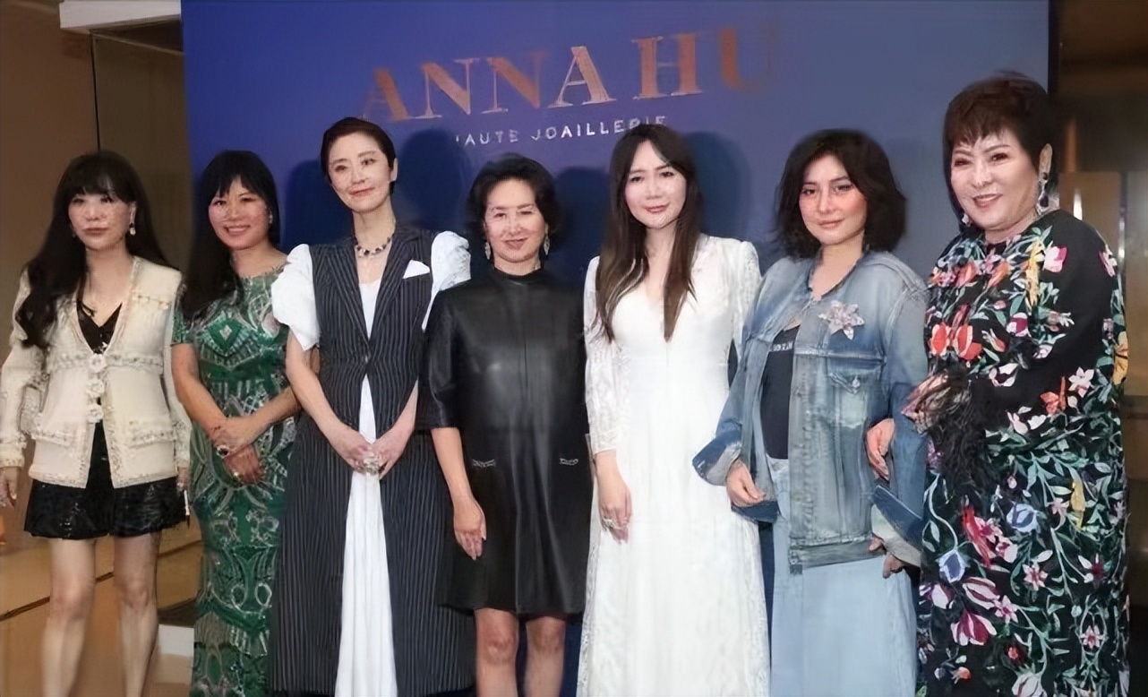 向太|向太穿碎花裙亮相活动！喜得金孙笑开怀，同台何超琼单身未育超美