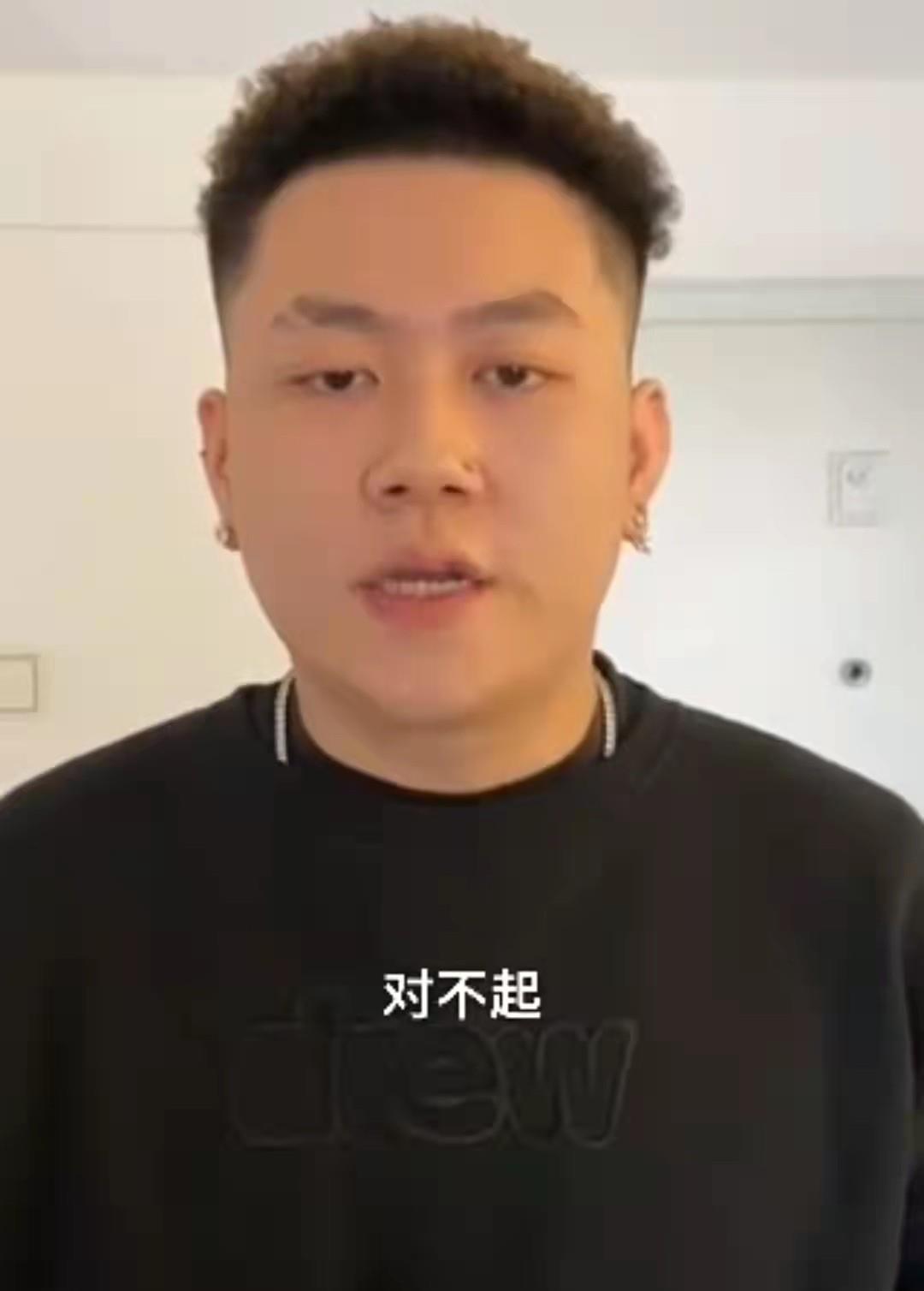 |一说唱选手侮辱卖艺老人遭全民吐槽,火速道歉求原谅