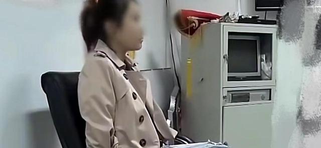 2021年,北京女孩帮同事取快递,被十多个便衣围捕,为何?