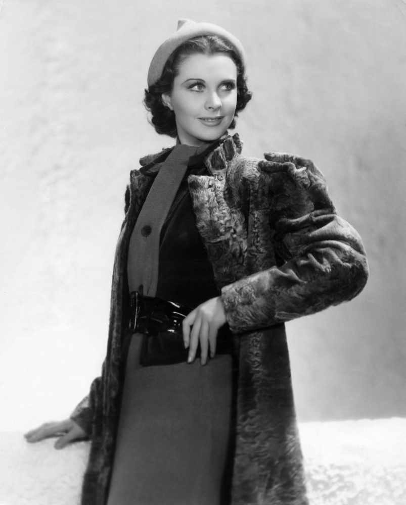 高俊熙 “英伦玫瑰”费雯丽:拥有完美雪白皮肤、乌黑头发和优雅服装品味。