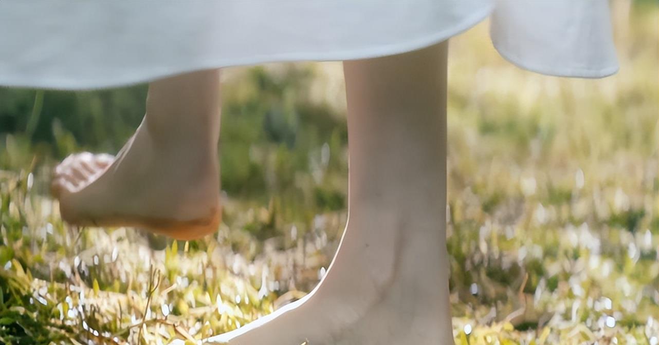 王菲|52岁王菲拍内衣广告突破尺度，光着脚平躺在沙发上，身材凹凸有致