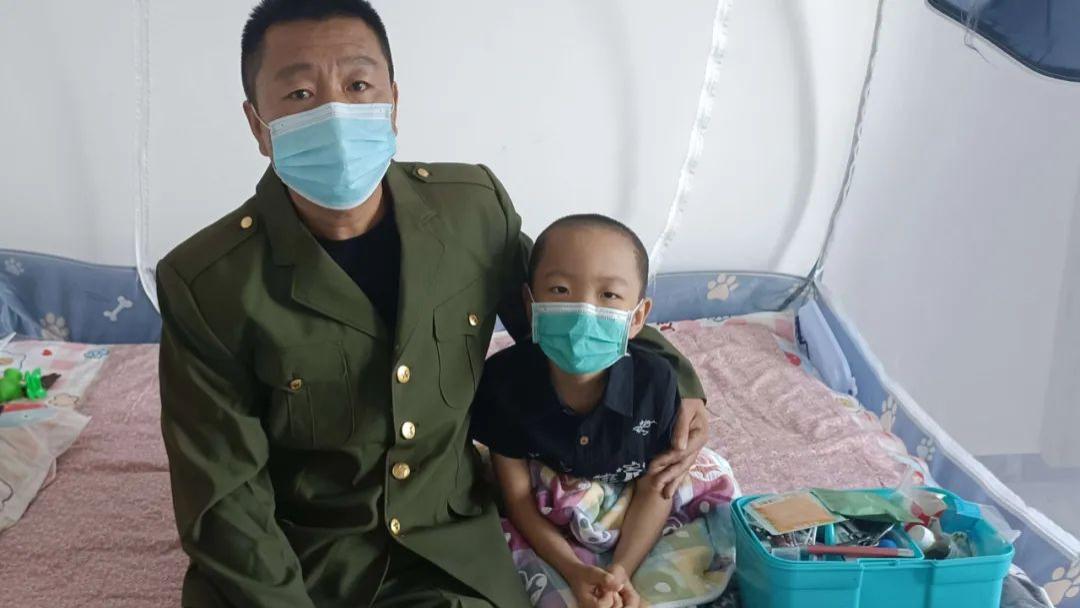幼子患病无钱治，军人梦想成泡影，老兵爸爸在家给他军训圆梦