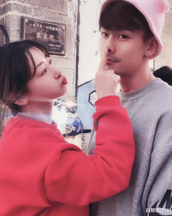 |47岁陈紫函深夜晒自拍，穿睡衣尖下巴抢镜，疑和小9岁老公亮红灯