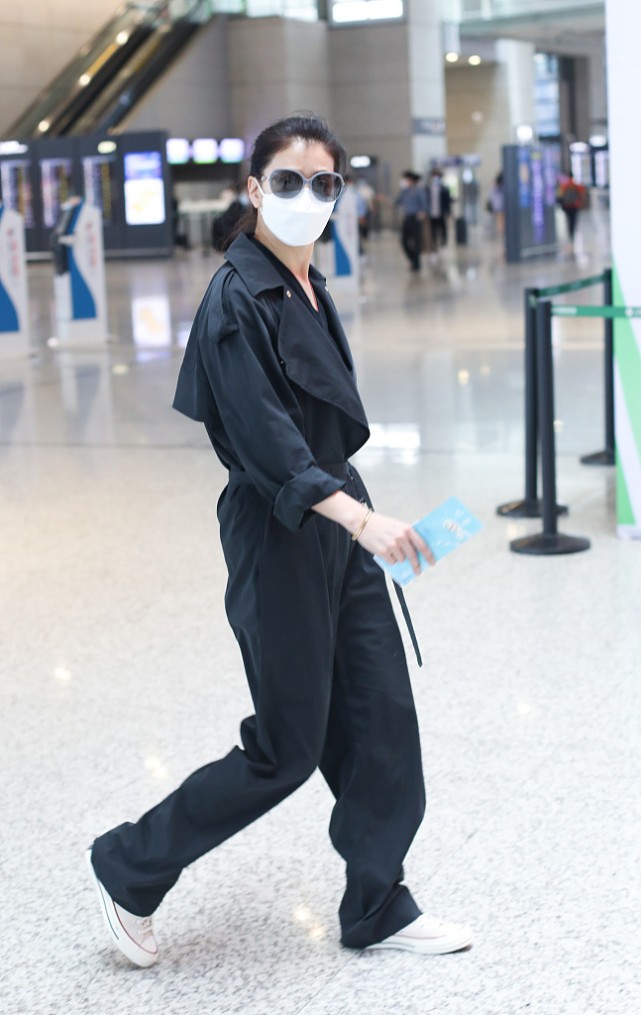 服饰|51岁的袁咏仪穿黑色蕾丝西装，同款张智霖气场不输，很有贵妇范