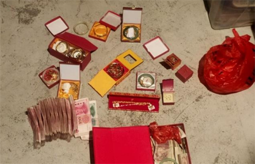 2020年,江苏小偷家赃物如山,700瓶酒1冰箱烟,现金堆在角落已发霉