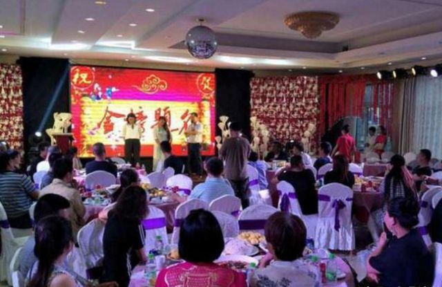 武汉女大学生检查发现银行卡余额多了31万,银行:就是你的