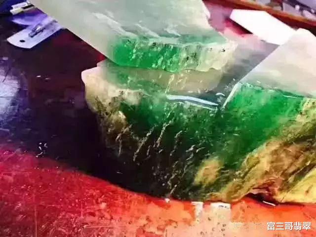 翡翠|一刀穷，一刀富，一刀披麻布，两个实例告诉你，赌石到底有多疯狂