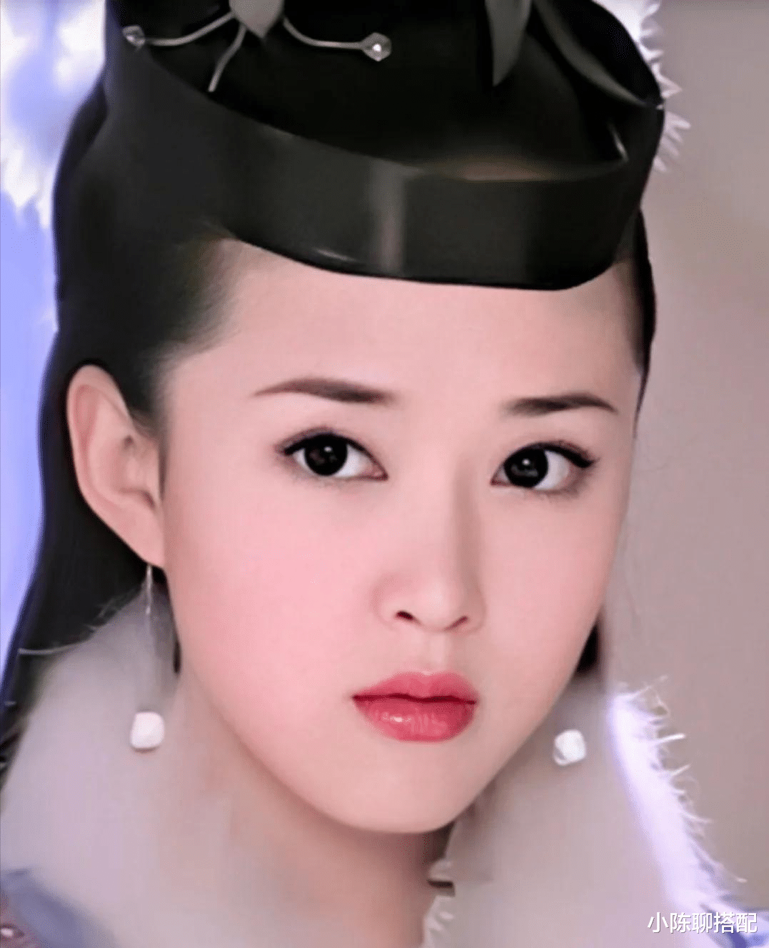 隔离 永远的“嫦娥”颜丹晨，穿裙装优雅气质，值得40+女人借鉴