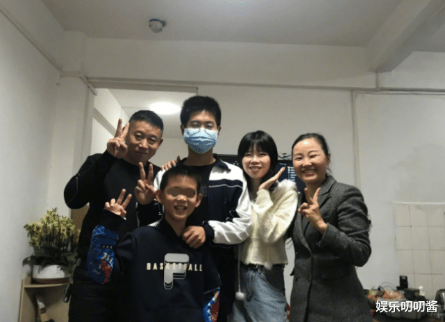 粉色|孙卓兄弟齐心拼书柜，遭孙海洋多次偷拍，孙卓穿粉拖鞋抢镜