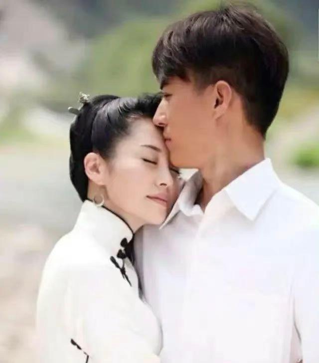 |许晴穿旗袍躺在靳东怀里，相差7岁没有违和感，一脸娇羞不像60后