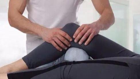 男技师按摩时，女顾客出言挑逗，发生关系后威胁技师索要一万