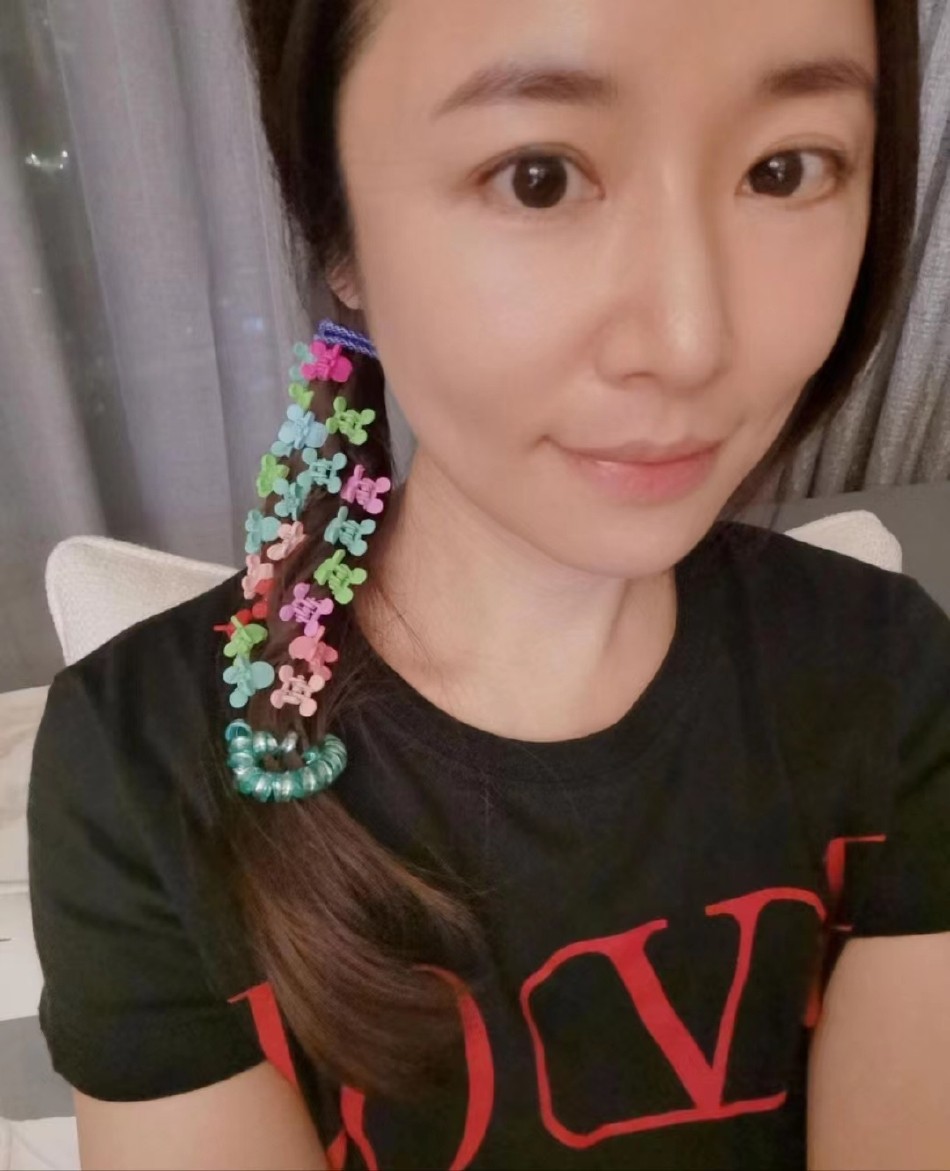 林心如|46岁林心如带全家出游,穿泳装任霍建华拍摄,素颜老态皮肤黝黑