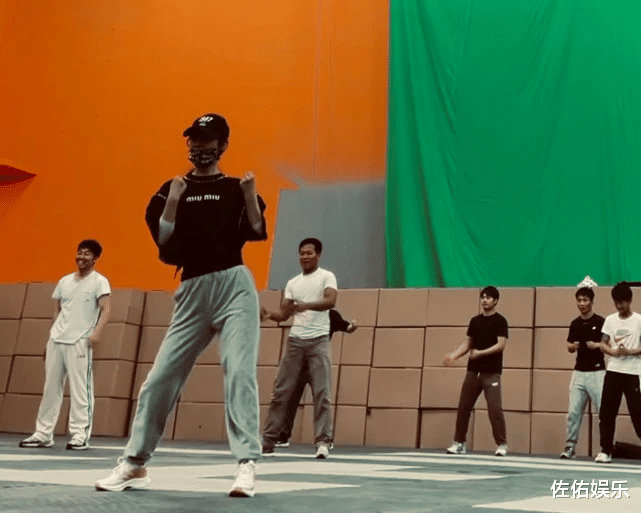 赵丽颖|赵丽颖晒照甜美似少女,身材窈窕惹人羡,将展示歌喉受期待