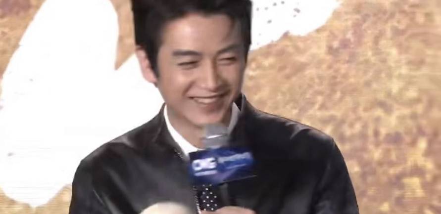 陈晓|陈妍希夫妇同台秀恩爱,陈晓笑得合不拢嘴,沉浸爱情的模样有点憨