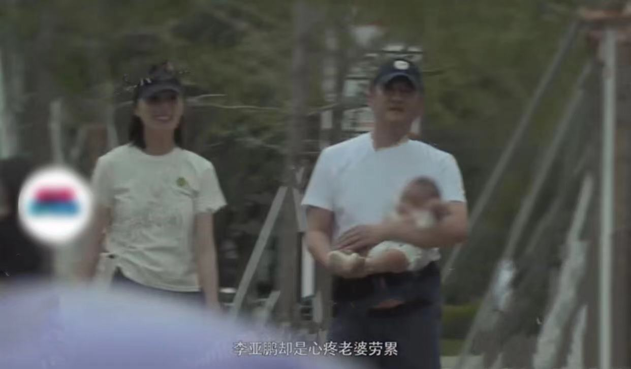 李亚鹏|51岁李亚鹏带妻女路边散步！小19岁娇妻身材高挑，笑容满面很开心