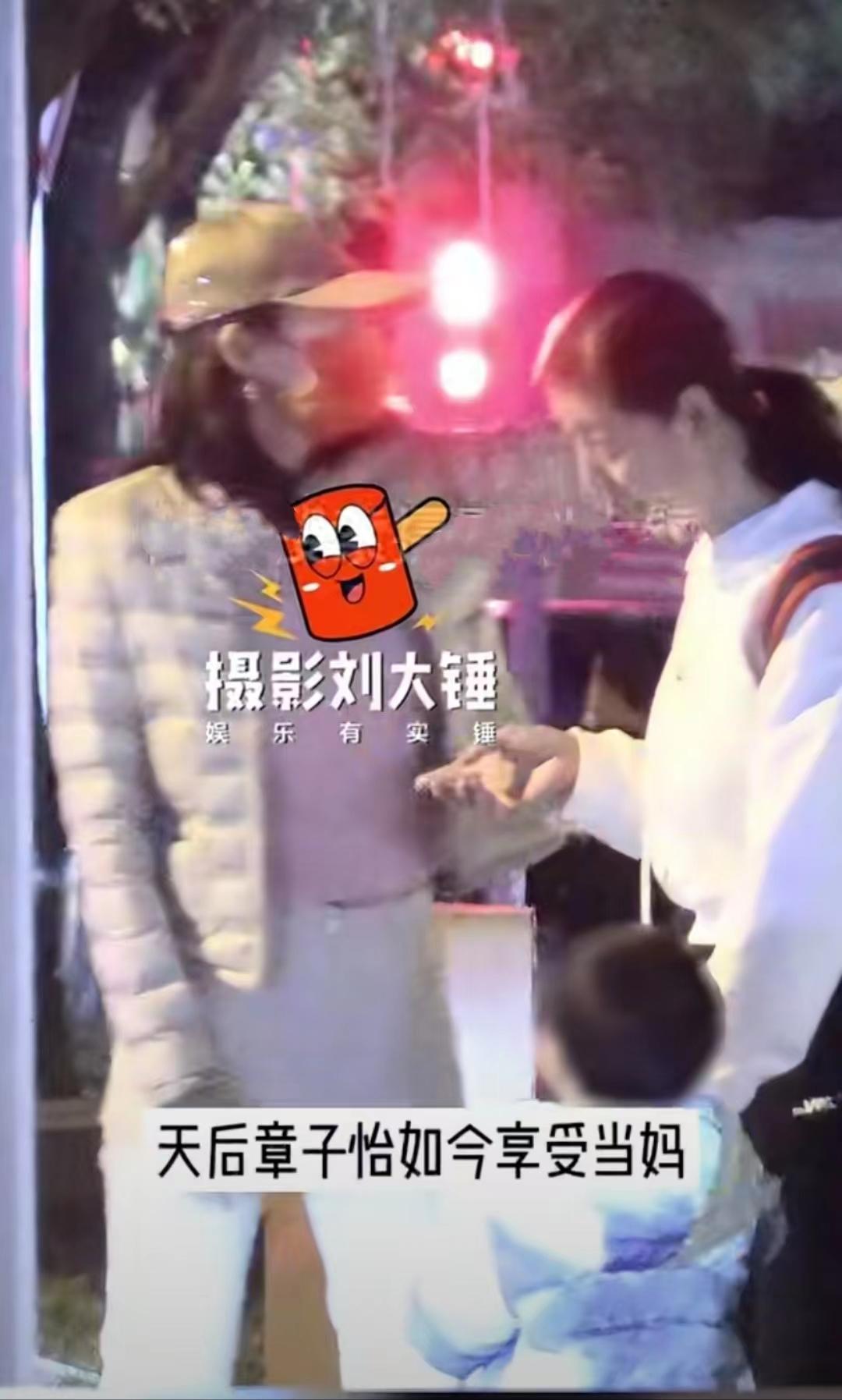 章子怡|章子怡带娃参加聚会,手拎背包满脸宠溺,2岁儿子个头瞩目颜值高