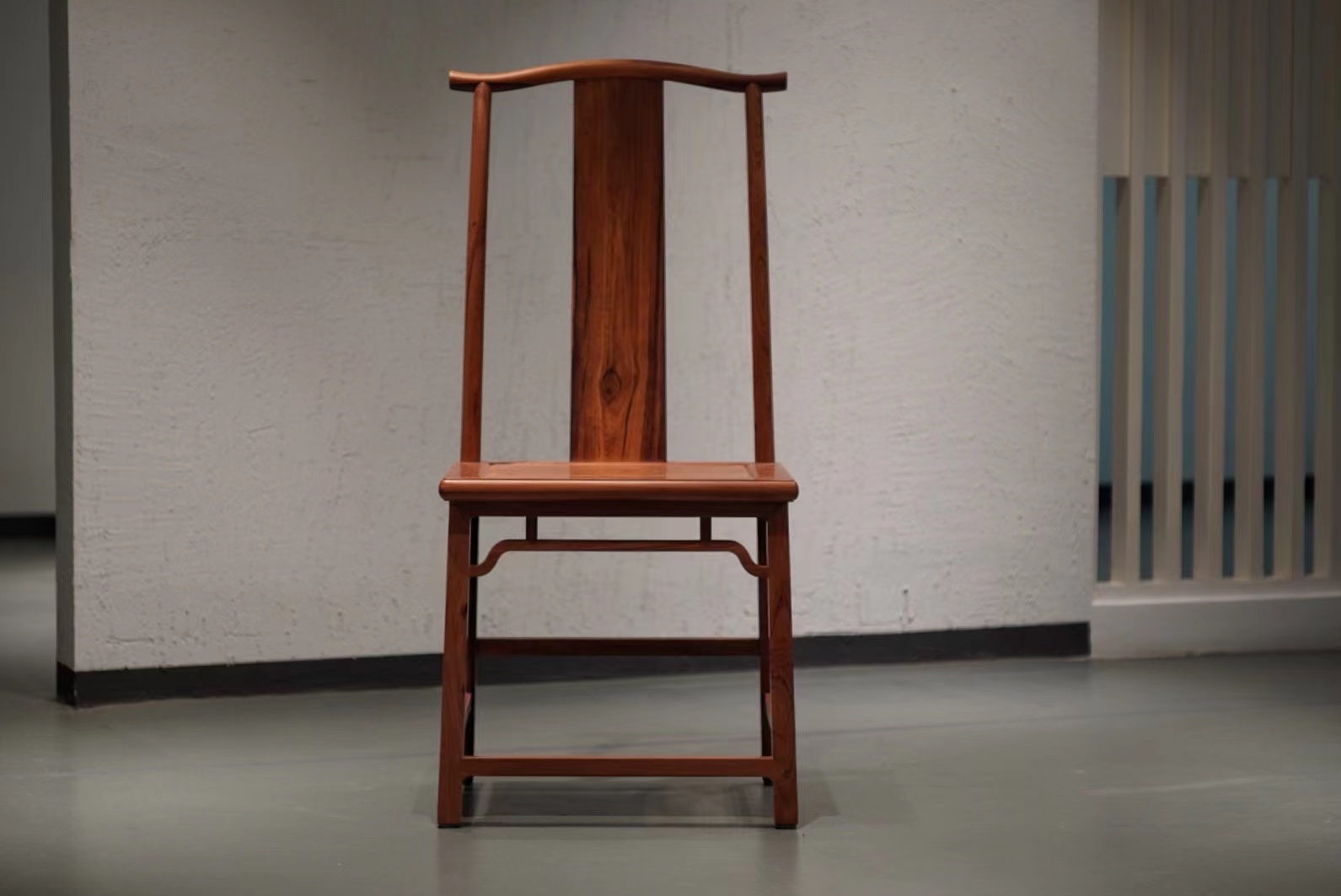 红木圆餐桌应该怎么选?一套白酸枝精品圆桌,太美