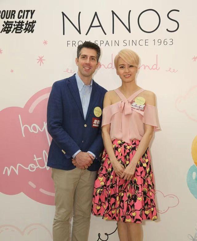 穿衣搭配 梁咏琪这外国老公挺帅！她一身粉嫩染金发扮嫩，精致像个混血儿