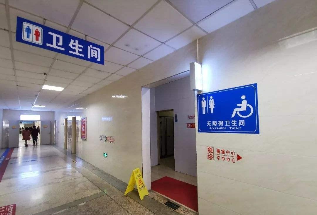 2019年,幼婴被母亲遗弃厕所,留下纸条:无力抚养,请好心人收养