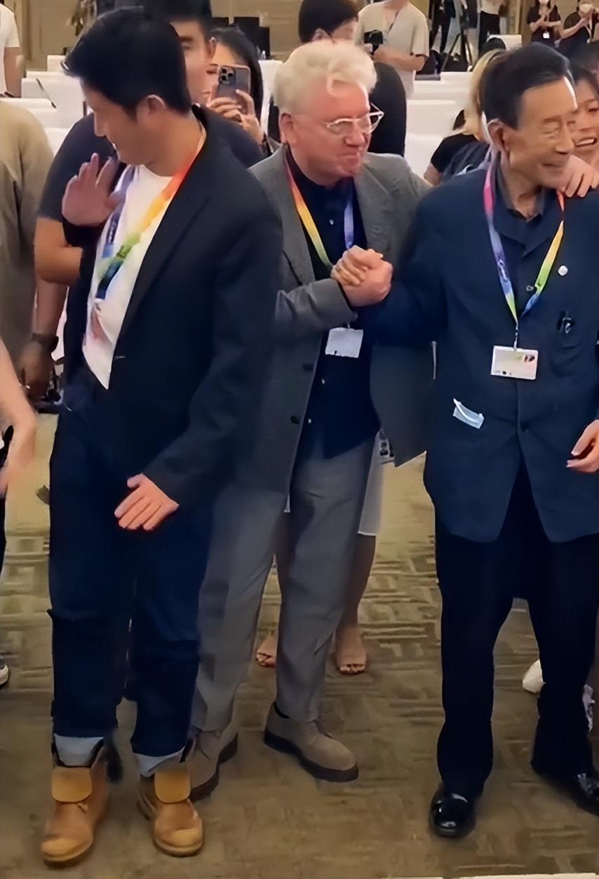 娱乐圈|贴脸靠肩、摸大腿、共用吸管,娱乐圈男男女女的分寸感哪去了?