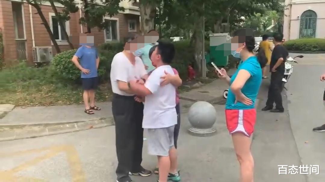 上海10岁男孩持菜刀要砍人,摔家长手机,掌掴长辈,家长呵护有加