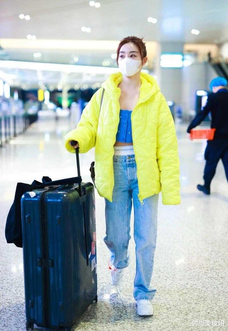 袁姗姗|袁姗姗走机场真敢穿，穿抹胸针织衫配羽绒服，为秀身材太拼了