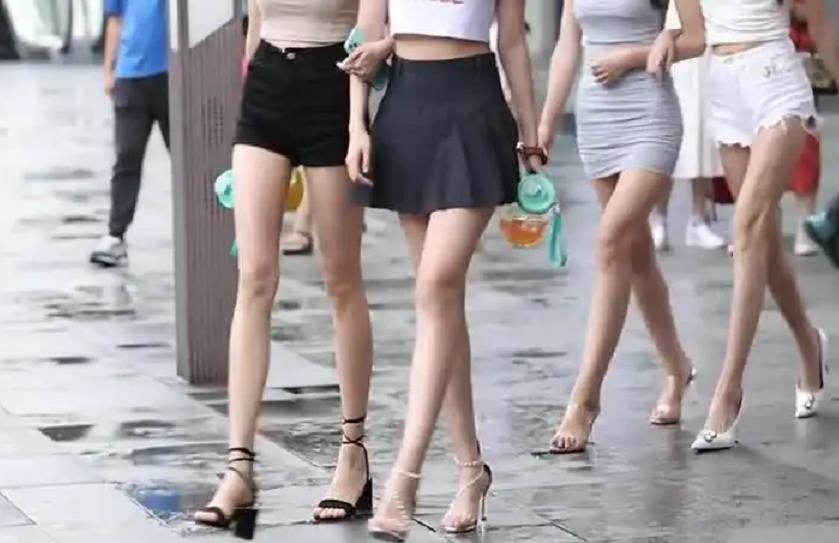 19年直播间暗藏罪恶,美女主播穿着清凉索要礼物,警方查清一窝端