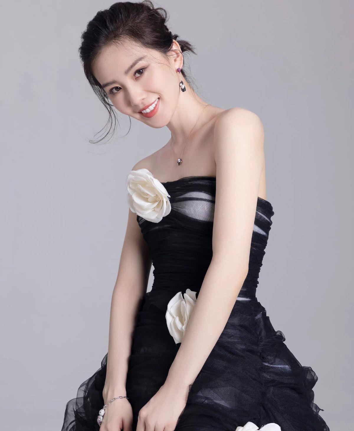 刘诗诗|35岁刘诗诗穿抹胸礼服,露出的锁骨皮肤白皙,气质优雅人妻味十足