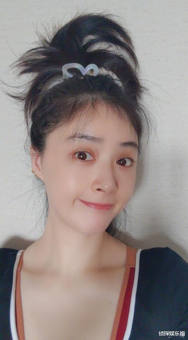 蒋欣 蒋欣瘦身后气质大变，经纪人随手拍出时尚大片，巴掌脸天鹅颈抢镜