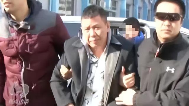 山西黑老大敛财12亿,7次减刑,出狱时致高速堵路,却遭妻子举报