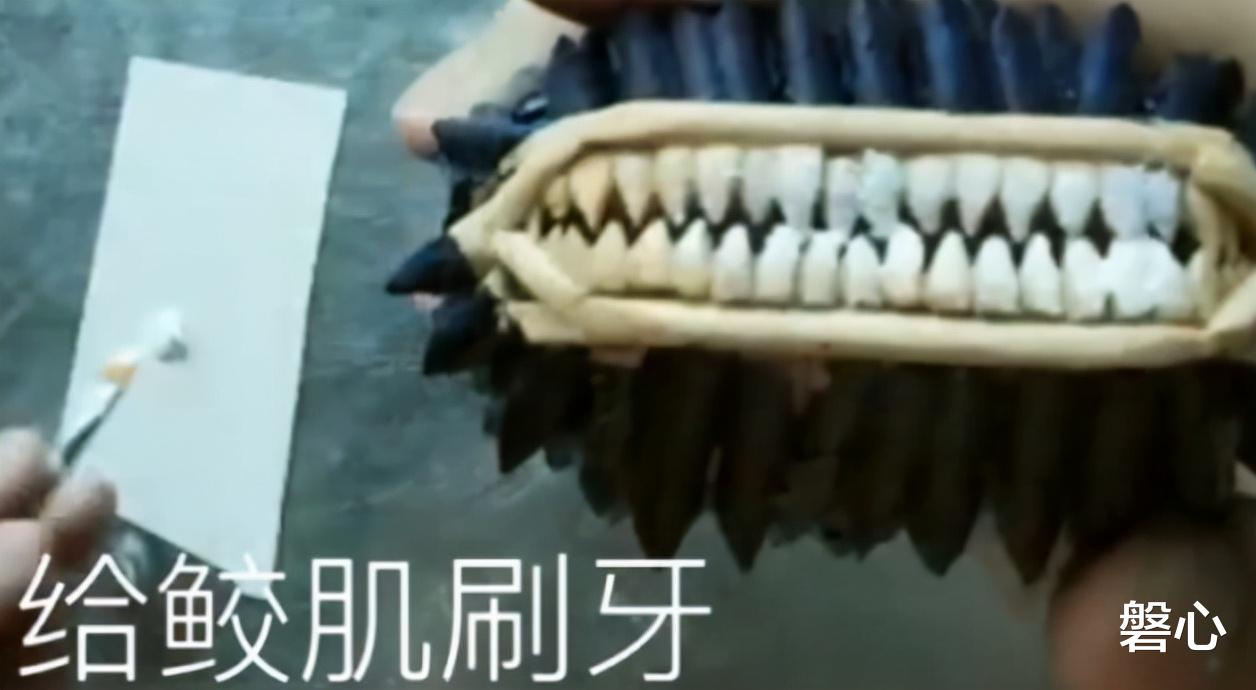 大刀鲛肌|小哥用50双筷子制作鲛肌,还不忘给鲛肌刷牙,鬼鲛只直呼内行