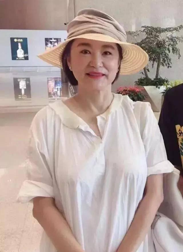 邱淑贞|10位自然老去的港圈老牌女星，叶童一头白发，邱淑贞身材发福