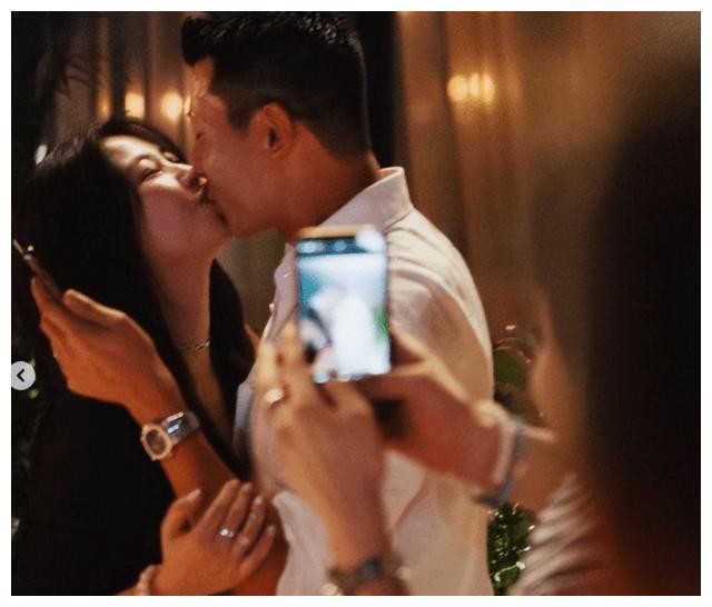 朱珠|朱珠老公晒女儿萌照，1岁王珠宝头发稀疏单眼皮，和爸爸越长越像