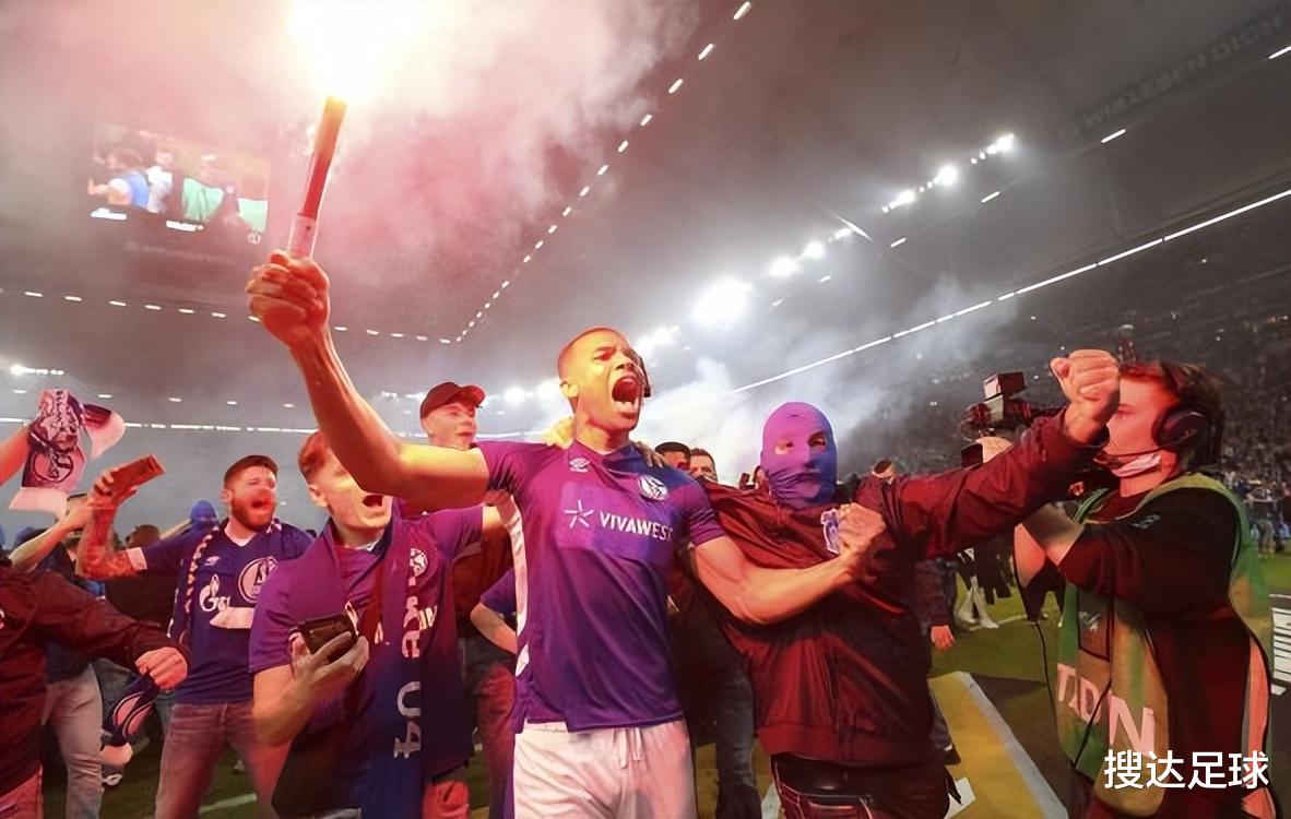 沙尔克|62271人见证，0-2到3-2！沙尔克主场神奇翻盘，时隔1年重返德甲