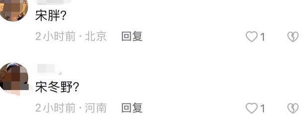 李亚鹏|51岁李亚鹏与好友聚会,与许巍同桌插不上话,单手托腮全程陪笑