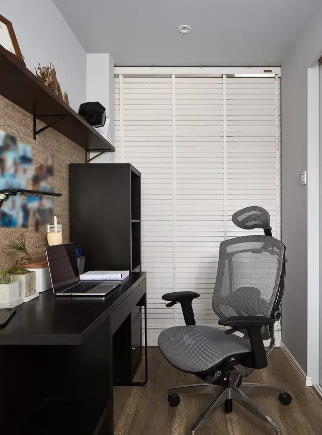 93平水泥灰背景墙有一种质朴感,绿植让屋子焕发纯净自然美