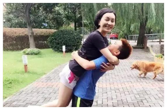 “中年美妇”王琳：两婚两离，35岁生下儿子，52岁还宛如少女