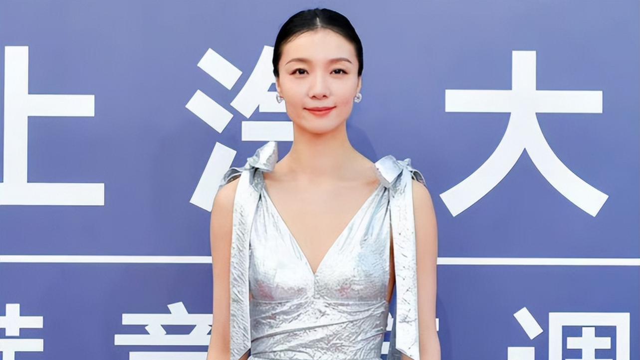 邓家佳|华鼎奖红毯清新脱俗，赏心悦目！影后邓家佳，影帝成泰燊实至名归