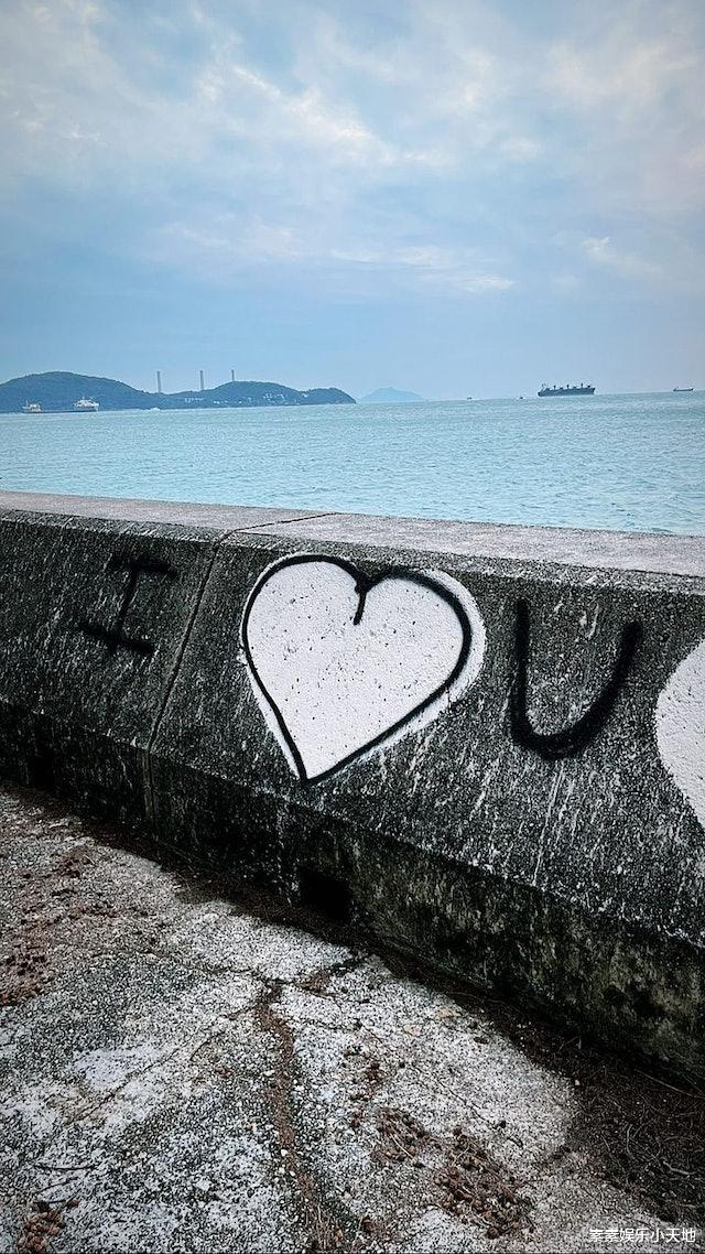 何超云|何超云感情升温，和未婚夫秀恩爱，在海边画上爱心大图案