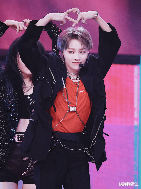 |?同样是“女生男相”,把迪丽热巴和蒋璐霞放在一起,区别就出来了