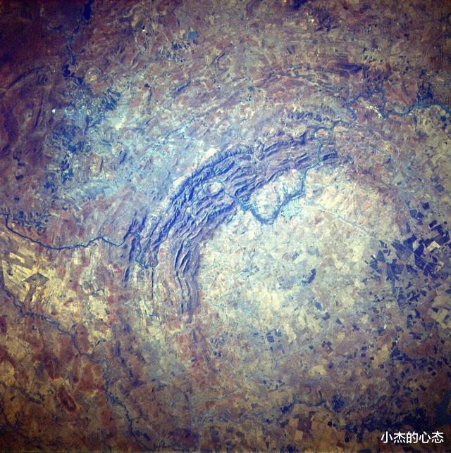 每天都有陨石撞地球?为什么陨石坑里没有陨石,陨石被谁拿走了?