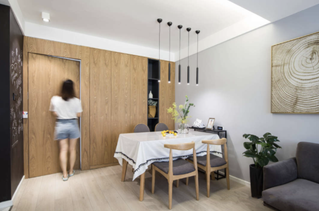 房子越小越不能乱装，学她把空间利用到极致，进屋才知：反差太大