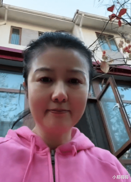 柿子|知名老戏骨晒照,在家里面摘柿子,生活很幸福